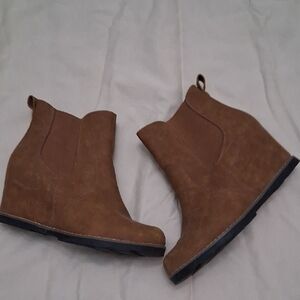 Universal Thread Tan Wedge Boots